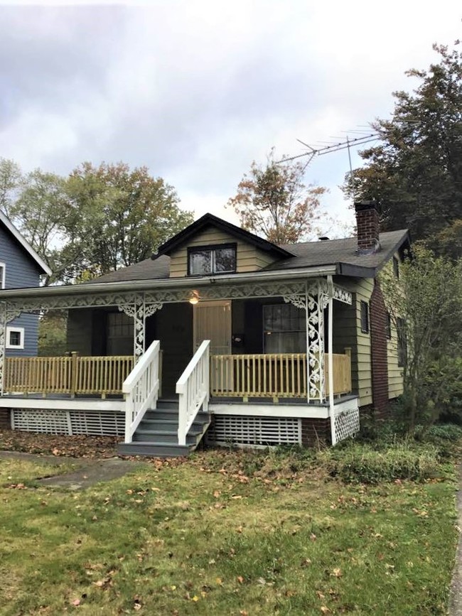 Building Photo - 892 Montford Rd