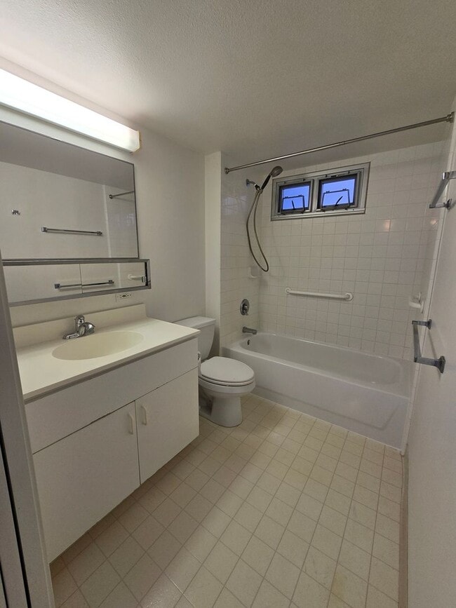 Building Photo - 1450 Young St