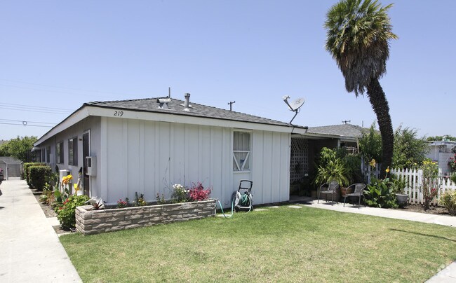 Building Photo - 219 S Acacia Ave
