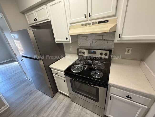 Building Photo - 2425 Tantelon Pl