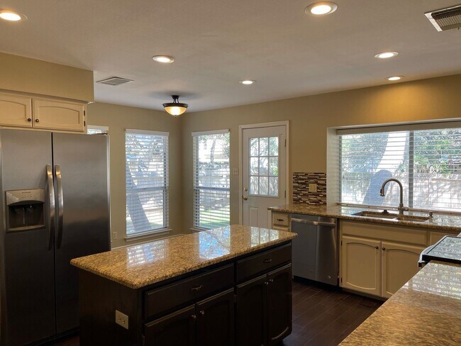 Building Photo - 13731 Oak Pebble