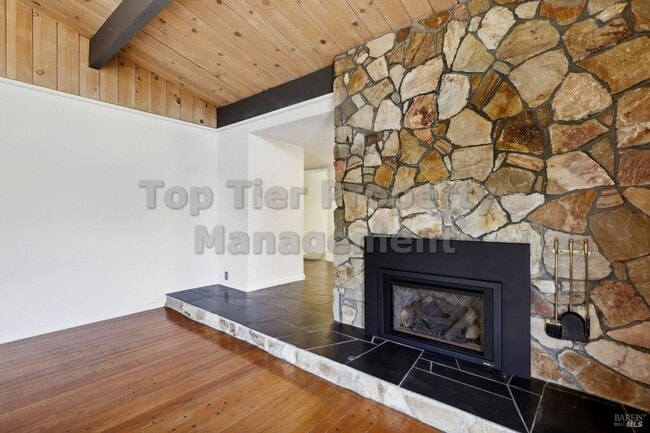 Building Photo - Beautiful 3 bedroom, 2 bath, 2,039 sqft hi...