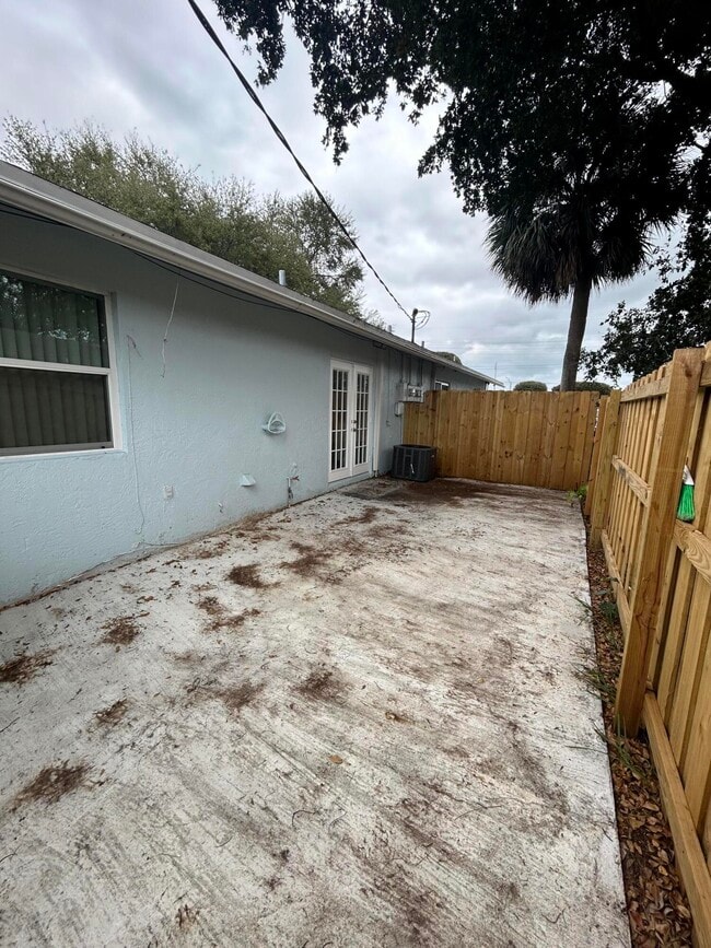 Building Photo - 3045 Jackson Ave