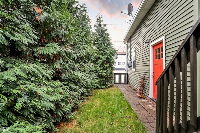 Building Photo - 140 N Main St