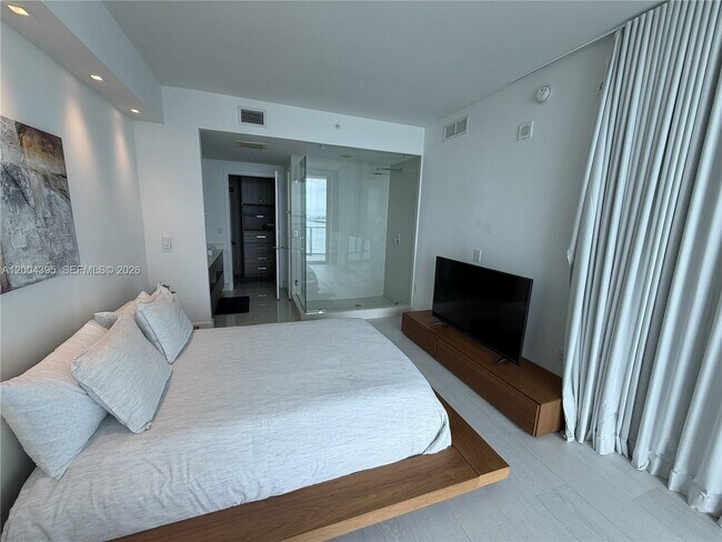 Building Photo - 460 NE 28th St