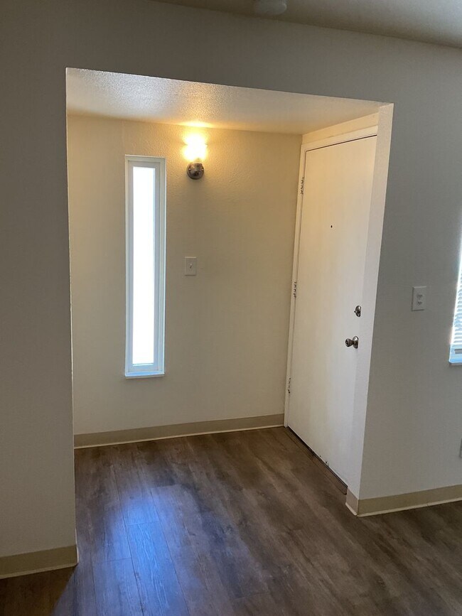 Building Photo - 5519 Paloma Ave