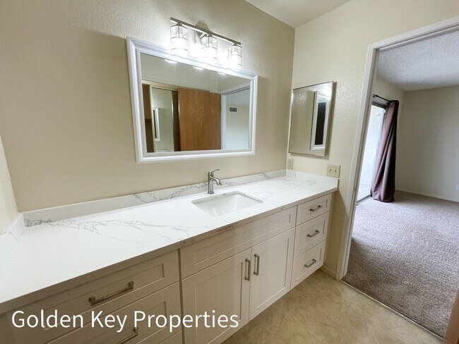 Building Photo - Welcome to this stunning duplex located in beautiful Bonsall!