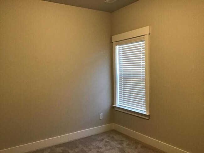 Building Photo - 700 Rivulet Dr SW