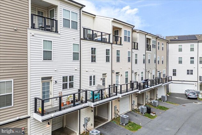 Building Photo - 12611 Macaulay St