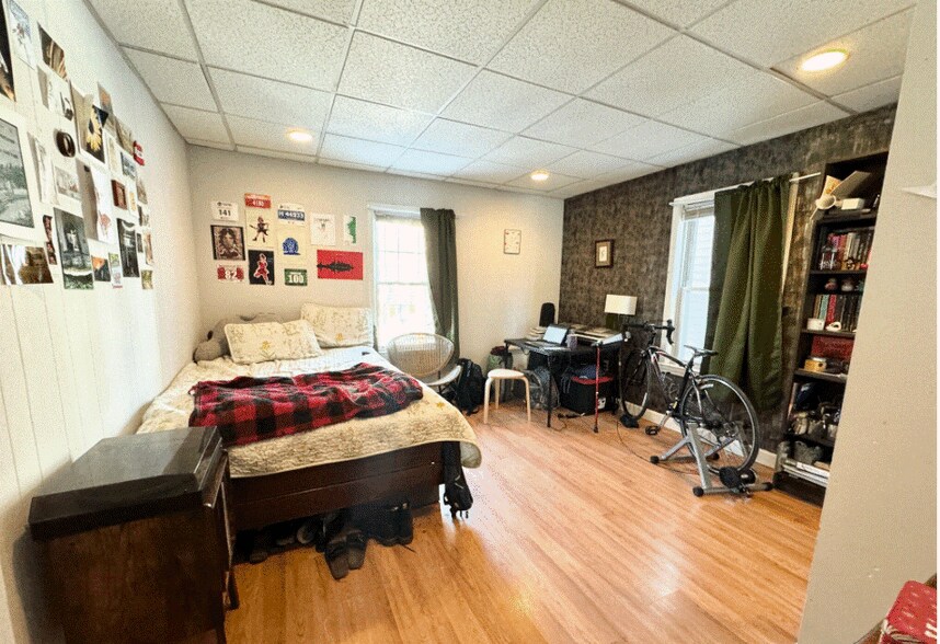 Building Photo - 105 Buttonwood St