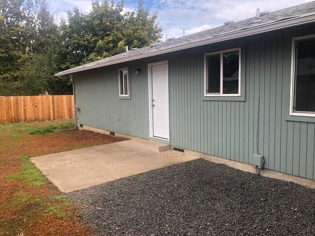 Building Photo - 3 bedroom, 1 bath house in Springfield!