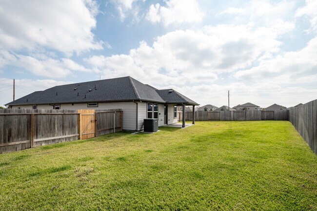 Building Photo - 5003 Bluebird Song Ln