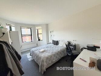 Building Photo - 829 Beacon St