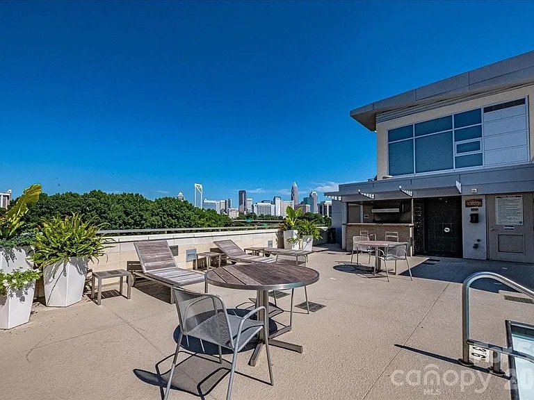 Building Photo - 1133 Metropolitan Ave