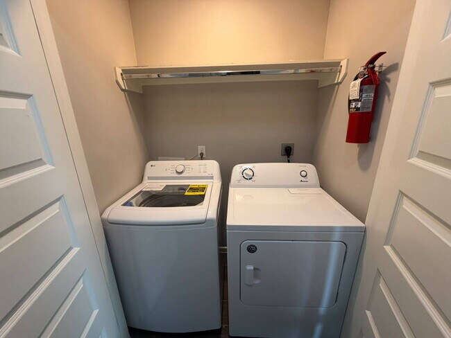 Building Photo - "Spacious Blank Canvas with 2 Full Baths in Edinburg's Heart – Ready for Your Vision!"