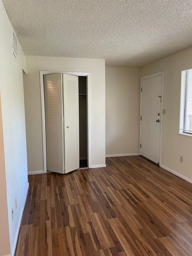 Building Photo - 1 bed/1 bath apartment close to CSU, bike trails, restaurants, shopping and more!