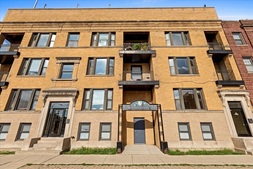 Building Photo - 3702 N Sheffield Ave