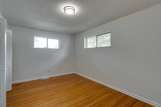 Building Photo - Amazing 4 bedroom 3 bathroom for rent!