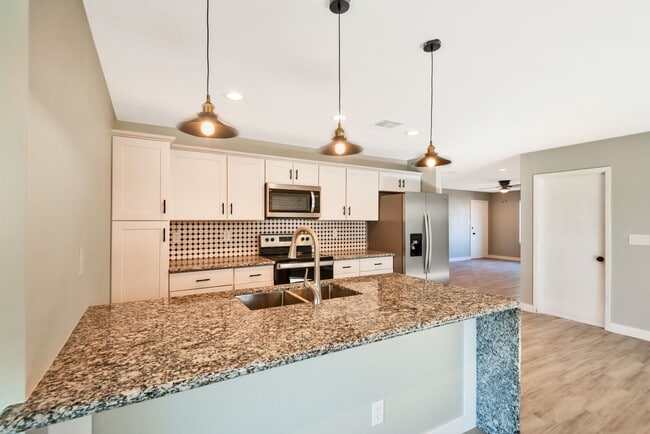 Building Photo - 5-Bedroom Tempe Home with Private Pool Near ASU Campus