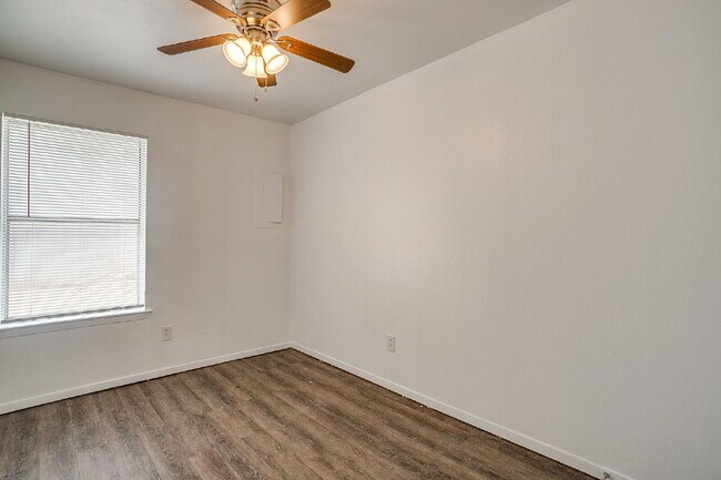 Building Photo - Charming 2 bedroom, 1 bath Fairmount Duplex