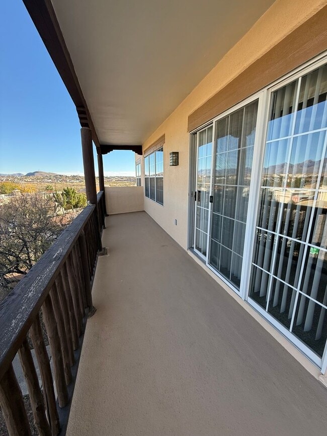 Building Photo - Beautiful 3 Bedroom/2.5 Bathroom Home Located off Roadrunner