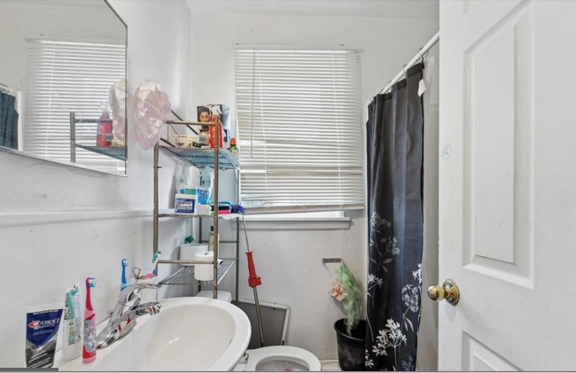 Bathroom with tub/shower combo - 339 E Essex Ave