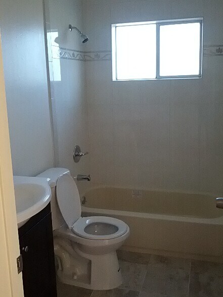 Building Photo - 879 Bing Dr