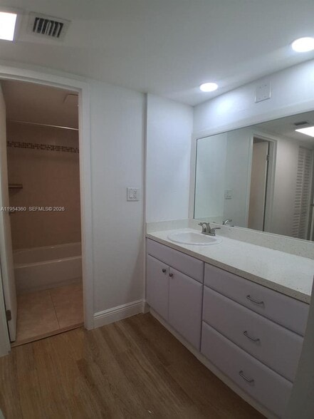 Building Photo - 3625 N Country Club Dr