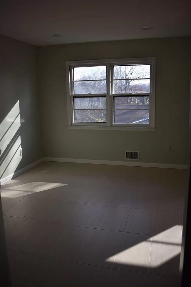 Building Photo - 8 Stratford Cir