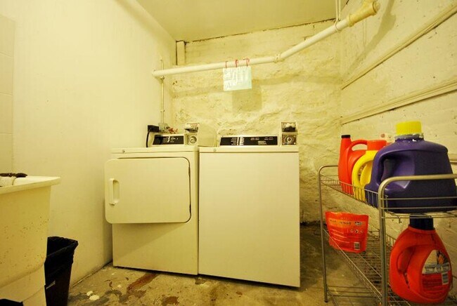 Building Photo - WOW! NO FEE!!!  RENOVATED 3 BED/2 BATH ON 2 LEVELS IN WASHINGTON SQ