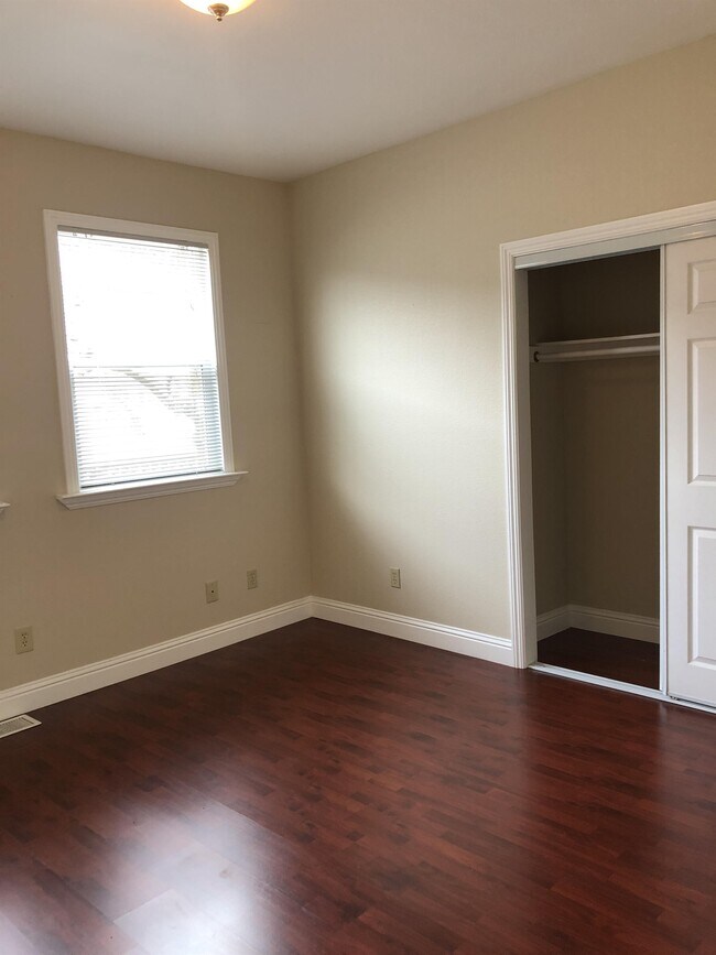 Building Photo - 873 Apgar St