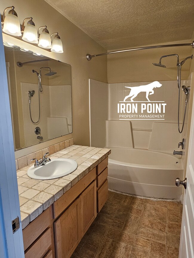 Building Photo - 3bed/2bath w/3 car garage, upstairs bonus room, vaulted ceilings, & fenced yard.