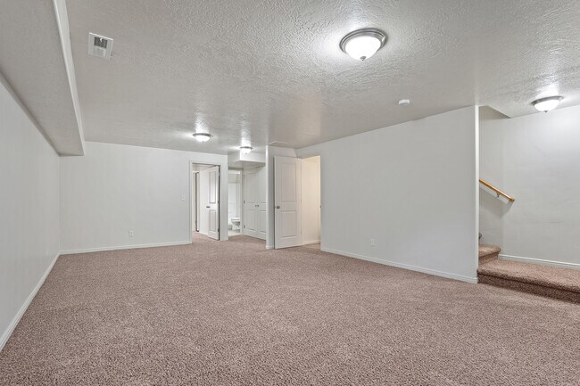 Building Photo - 490 E 700 S