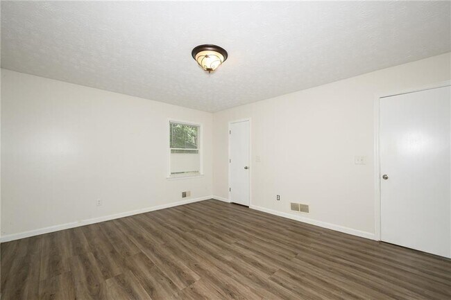 Building Photo - 2100 Whitebluff Way NE