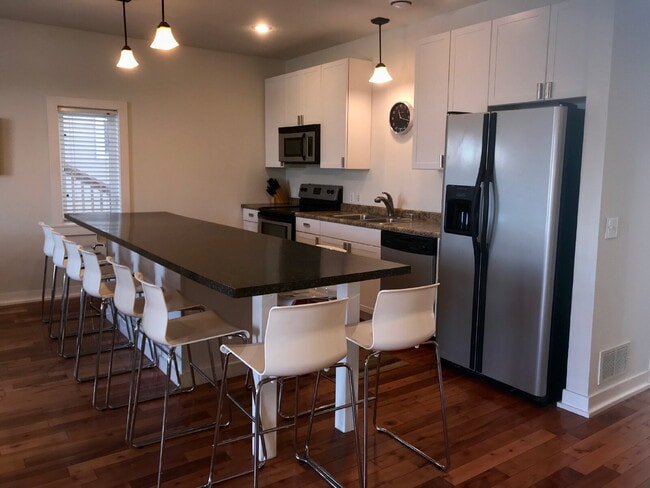 Building Photo - Charming 4-Bed Oasis with Granite Touches & Hardwood Elegance in Minneapolis!