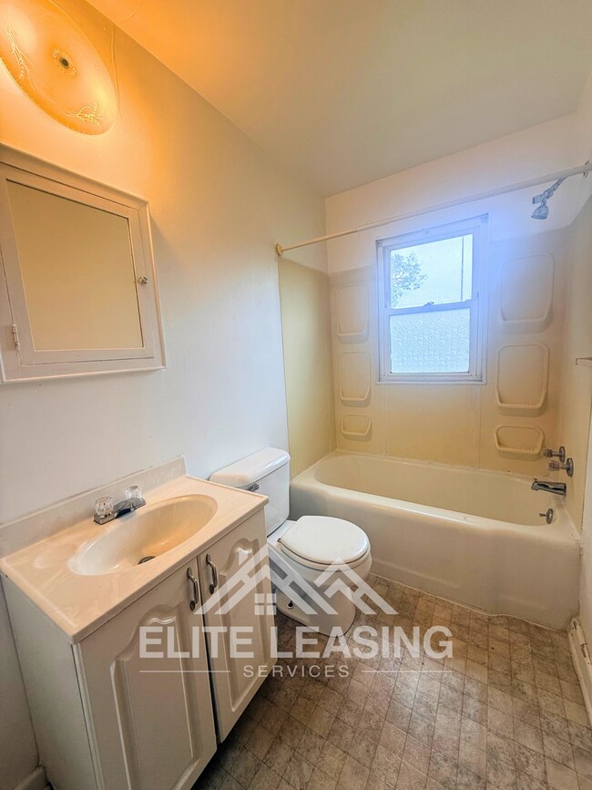 Building Photo - 1 Bedroom Duplex Near Washburn University!