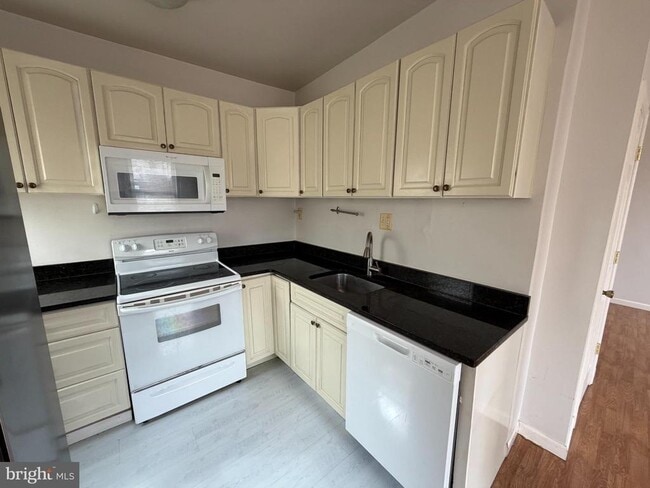 Building Photo - 600 Keefer Pl NW