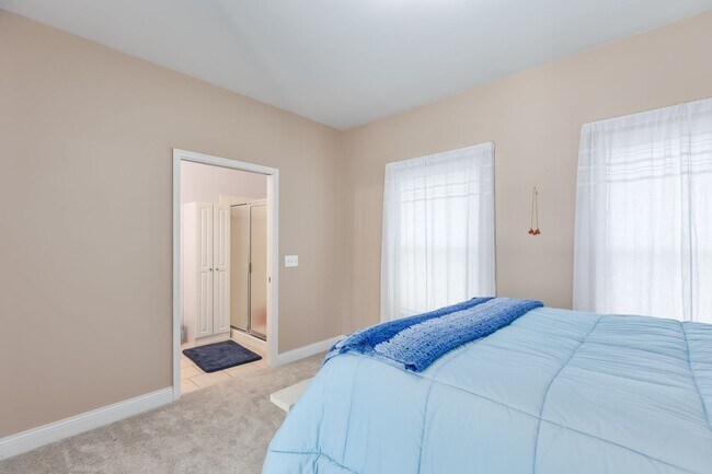 Building Photo - Short term rental available