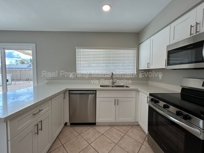 Building Photo - 3416 S Westfall Ave