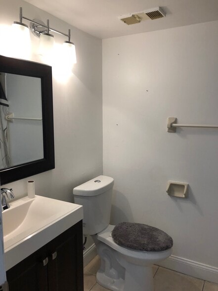 Building Photo - 210 Lake Pointe Dr