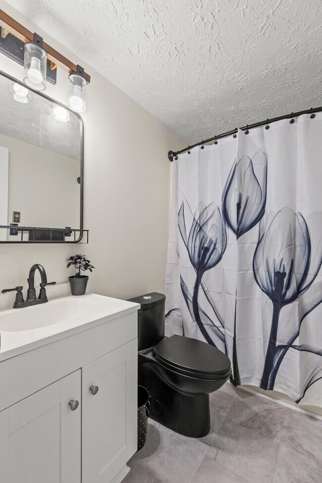 Building Photo - 104 Pleasantview St