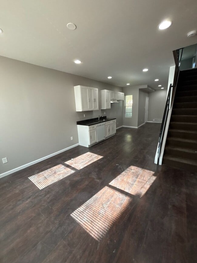 Building Photo - Spacious 3 Bed / 3 Full Bath Home w/ Private Gated Backyard – Move-In Ready!