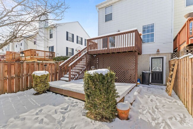 Building Photo - Beautifully maintained END UNIT townhouse in Robin meadows ready for you now!