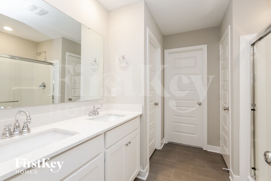 Building Photo - 2464 S Carlota Dr