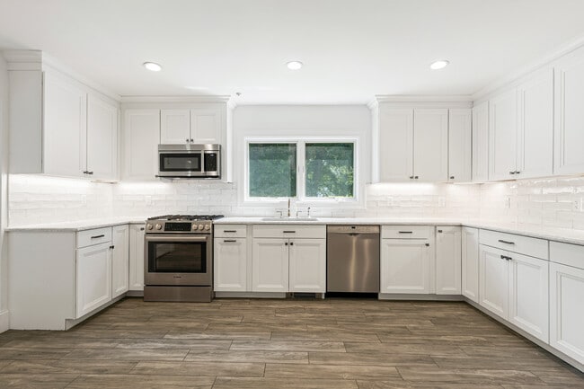 Building Photo - 30 Park Dr N