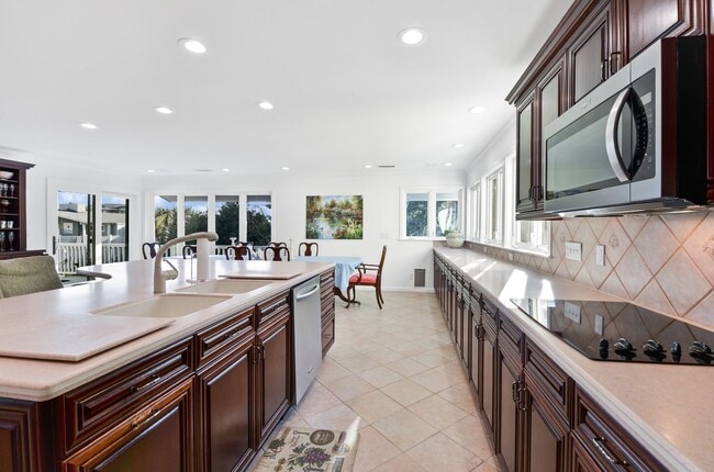 Building Photo - AMAZING WRIGHTSVILLE BEACH OFF-SEASON HOME - Now until End of April 2026