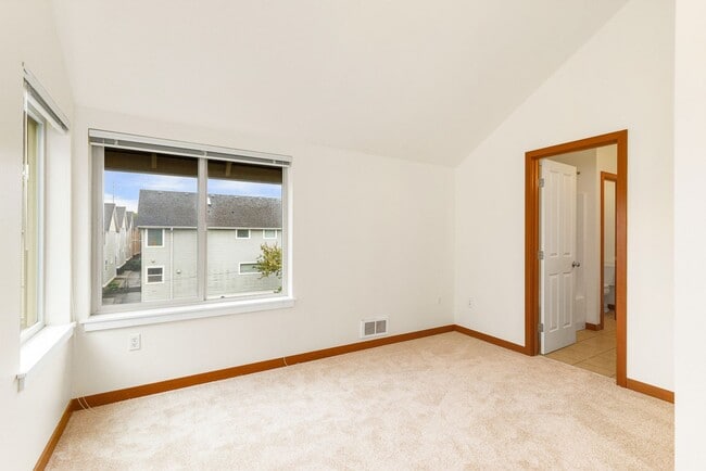 Building Photo - South Seattle 2 Bedroom 1.5 Bath Townhouse - 1 Car Garage