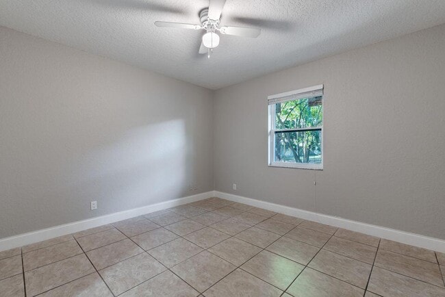 Building Photo - 1025 Staghorn St