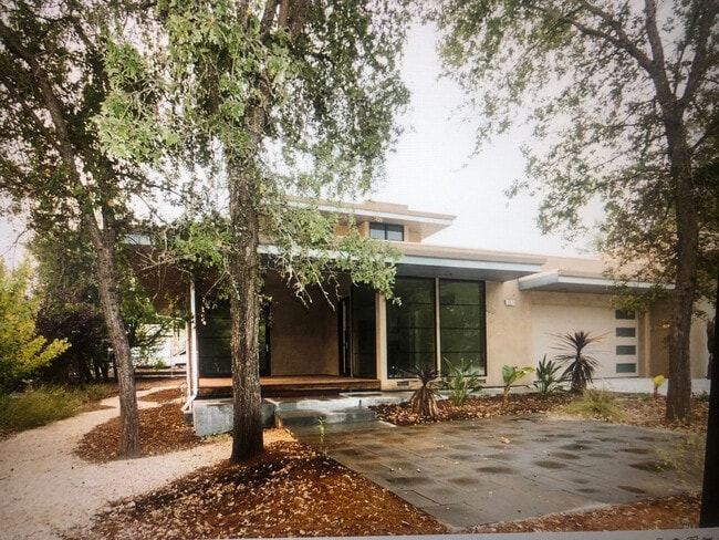 Building Photo - 540 S Cloverdale Blvd