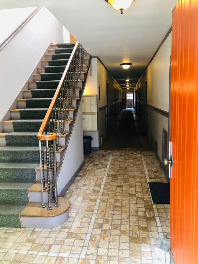 Building Photo - 633 12th Ave E